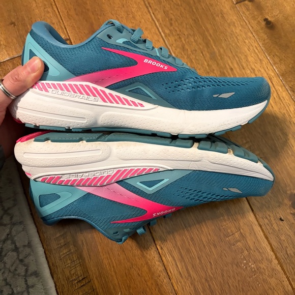 Brooks Adrenaline GTS 23 size 8 - Picture 4 of 6